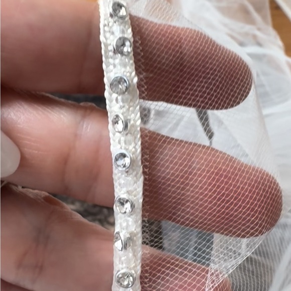 Michelle Roth Veil. Simple and elegant w/diamond trim. - Picture 5 of 8